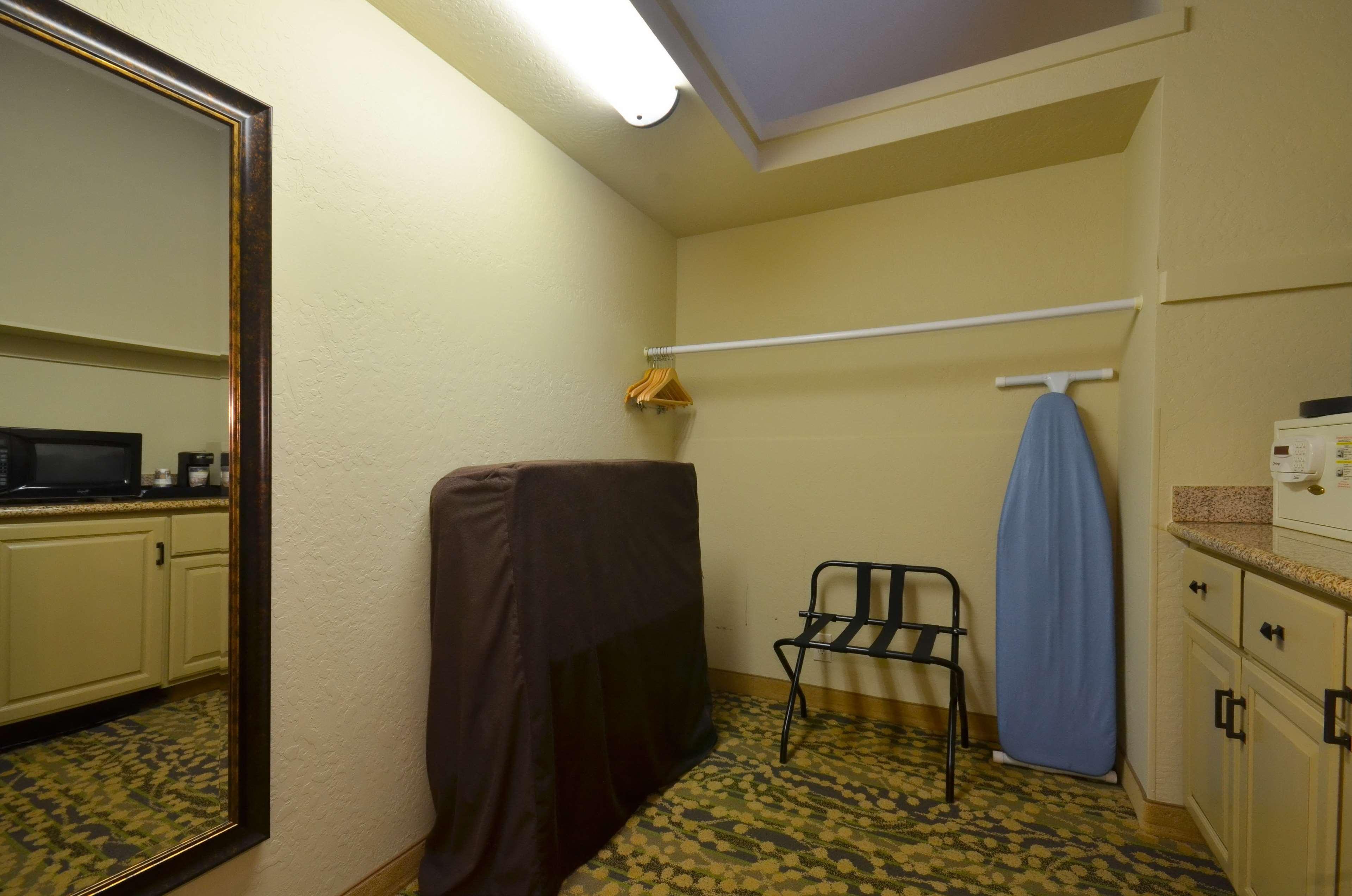 Best Western The Inn & Suites Pacific Grove Exteriör bild